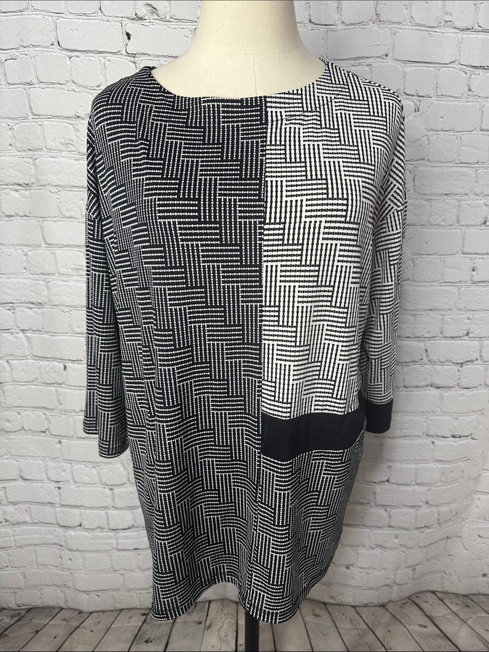 Terra Black & Ivory Pullover Geometric Tunic Blouse NEW Size Large
